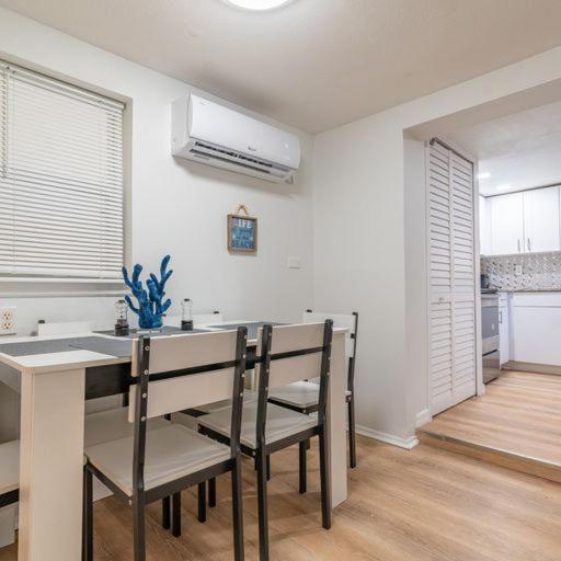 Lovely 2 Bedrooms, Steps Away From The Beach. เบรเดนทันบีช ภายนอก รูปภาพ