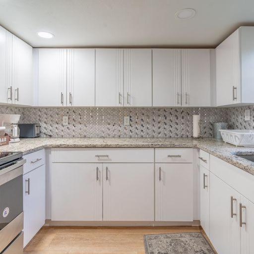 Lovely 2 Bedrooms, Steps Away From The Beach. เบรเดนทันบีช ภายนอก รูปภาพ