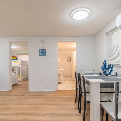 Lovely 2 Bedrooms, Steps Away From The Beach. เบรเดนทันบีช ภายนอก รูปภาพ