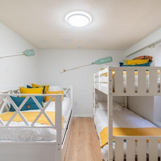 Lovely 2 Bedrooms, Steps Away From The Beach. เบรเดนทันบีช ภายนอก รูปภาพ