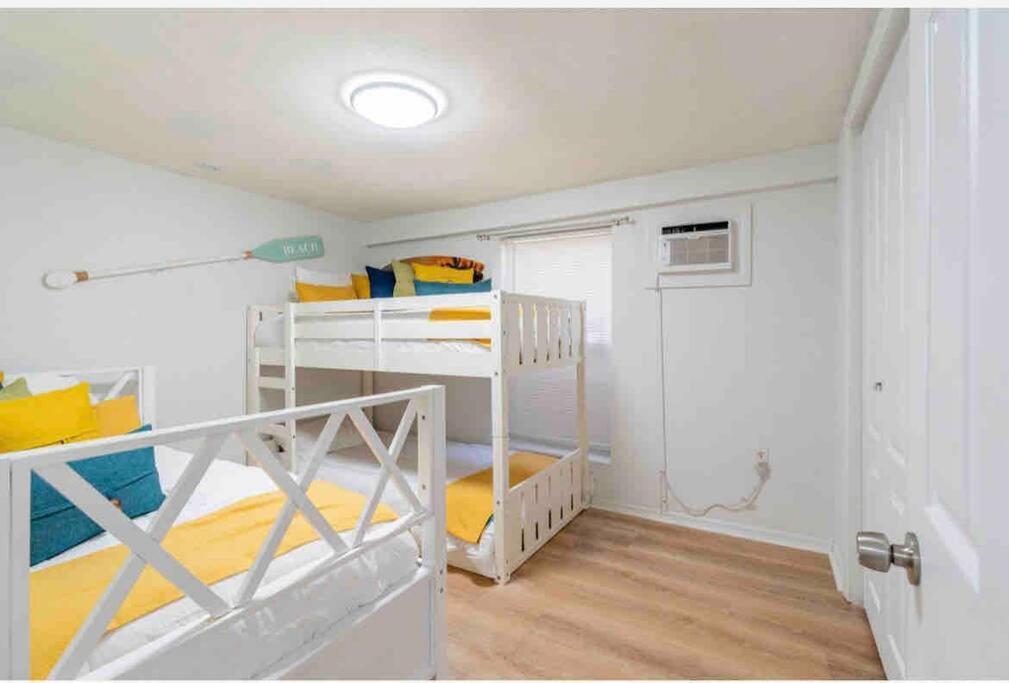 Lovely 2 Bedrooms, Steps Away From The Beach. เบรเดนทันบีช ภายนอก รูปภาพ