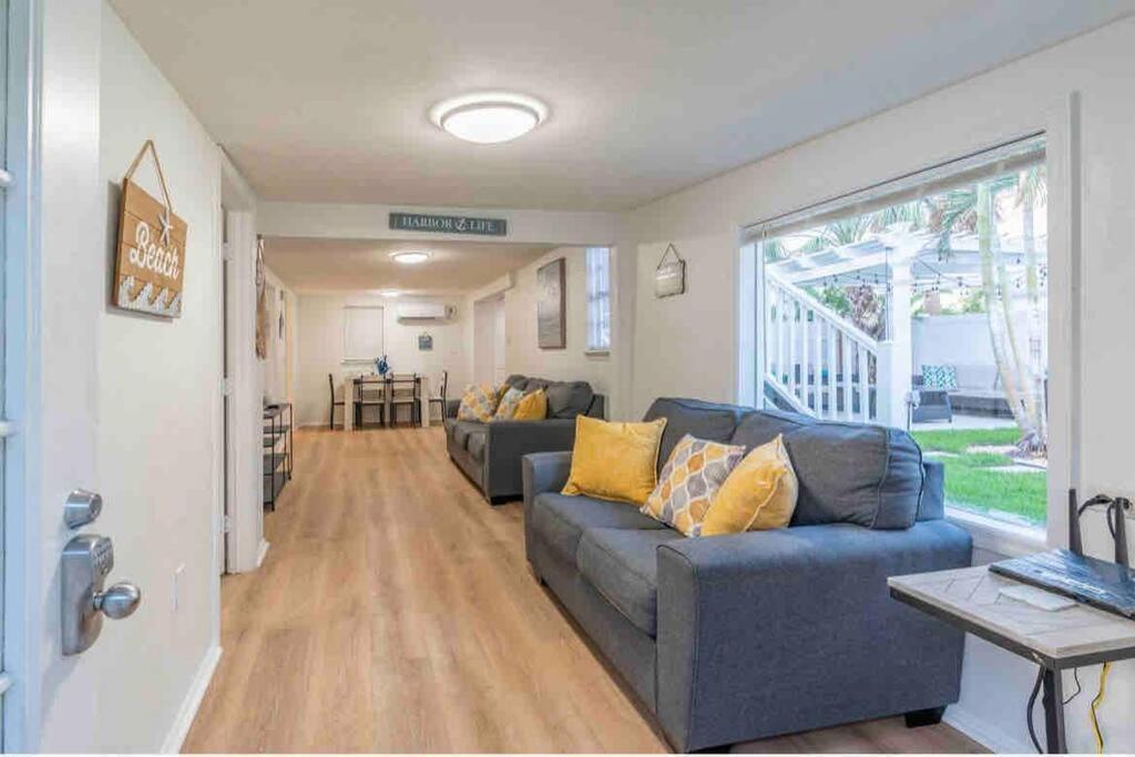 Lovely 2 Bedrooms, Steps Away From The Beach. เบรเดนทันบีช ภายนอก รูปภาพ