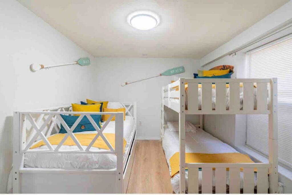 Lovely 2 Bedrooms, Steps Away From The Beach. เบรเดนทันบีช ภายนอก รูปภาพ