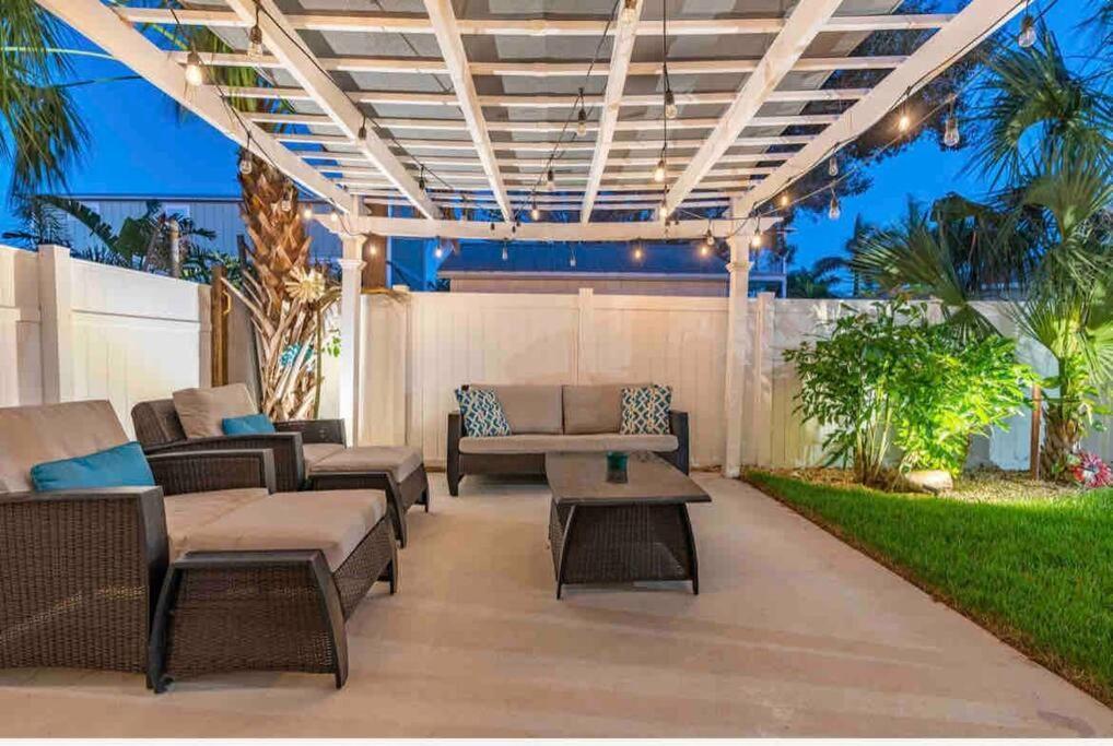 Lovely 2 Bedrooms, Steps Away From The Beach. เบรเดนทันบีช ภายนอก รูปภาพ