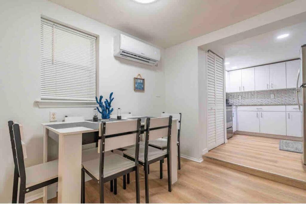 Lovely 2 Bedrooms, Steps Away From The Beach. เบรเดนทันบีช ภายนอก รูปภาพ
