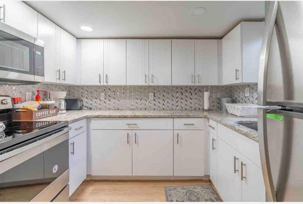 Lovely 2 Bedrooms, Steps Away From The Beach. เบรเดนทันบีช ภายนอก รูปภาพ