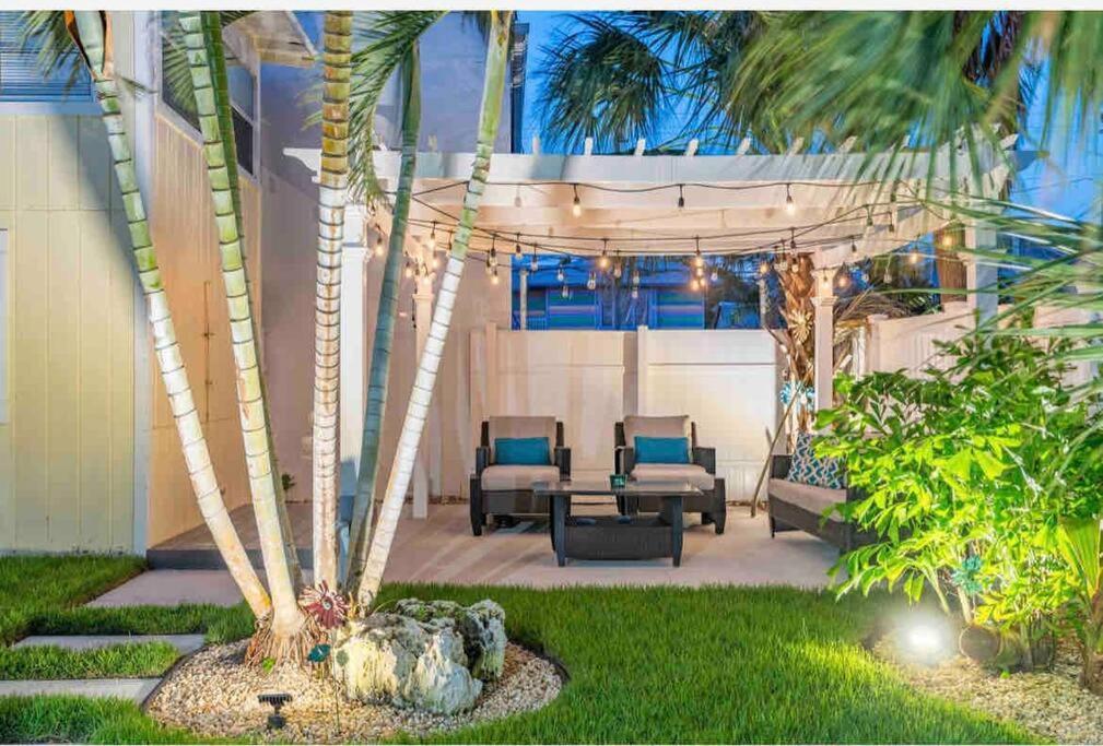 Lovely 2 Bedrooms, Steps Away From The Beach. เบรเดนทันบีช ภายนอก รูปภาพ